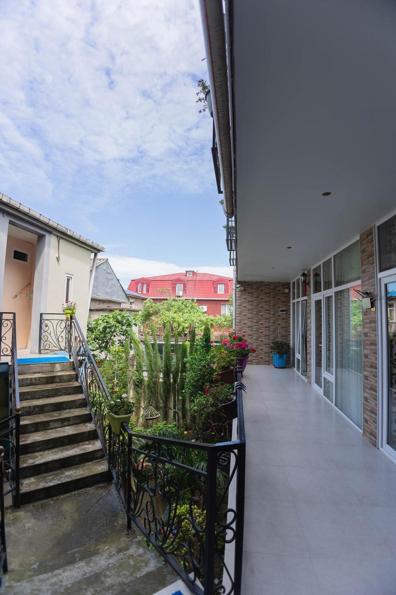 Guest House Ocean Force Batumi Esterno foto